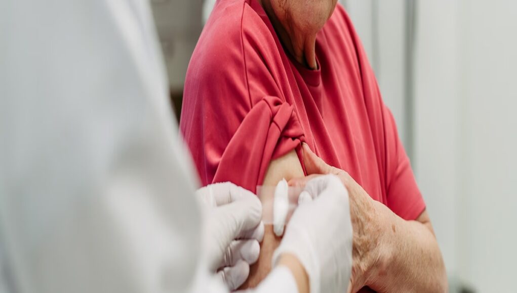 oudere-gevaccineerd-shutterstock-2644587053-hero